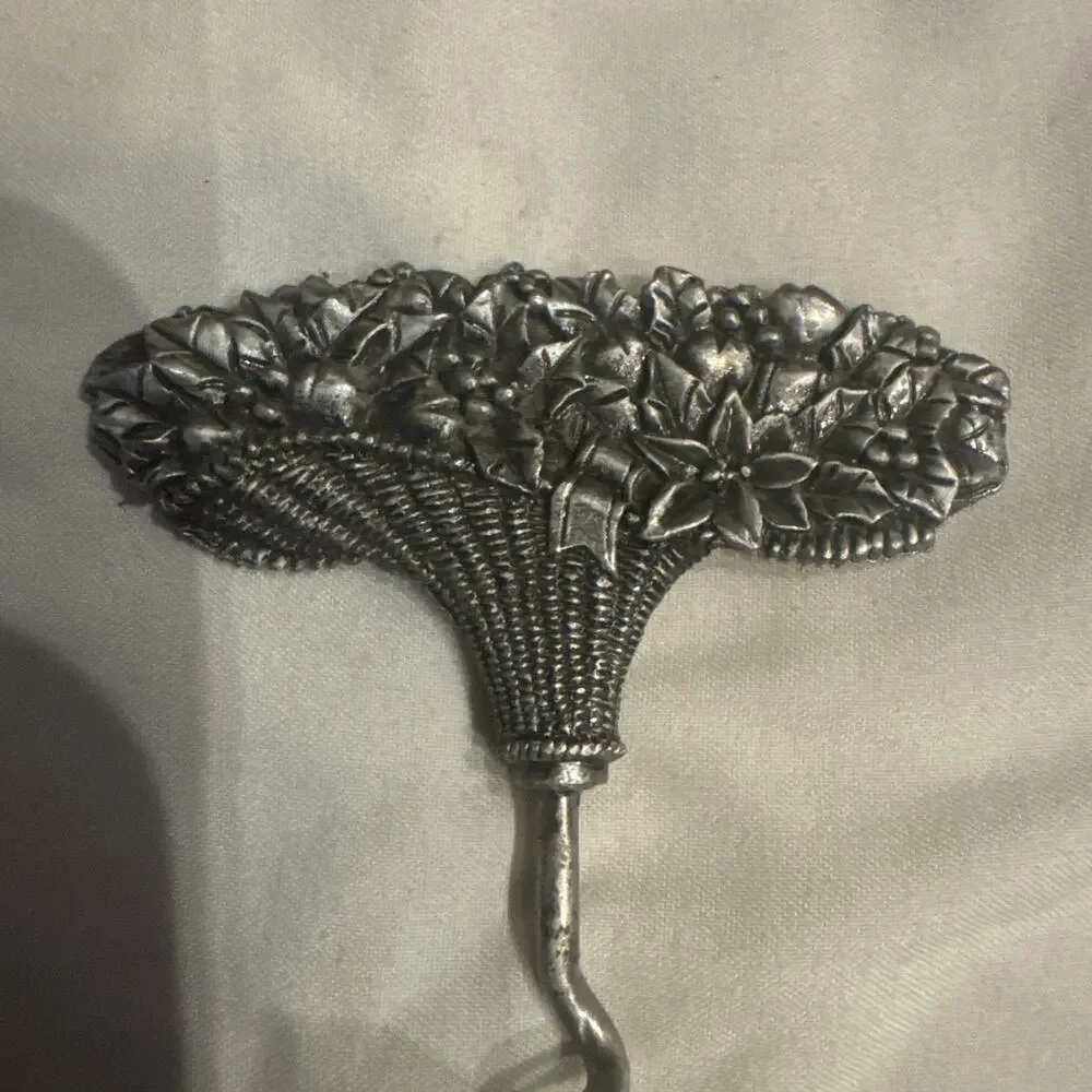 Unbranded this pewter